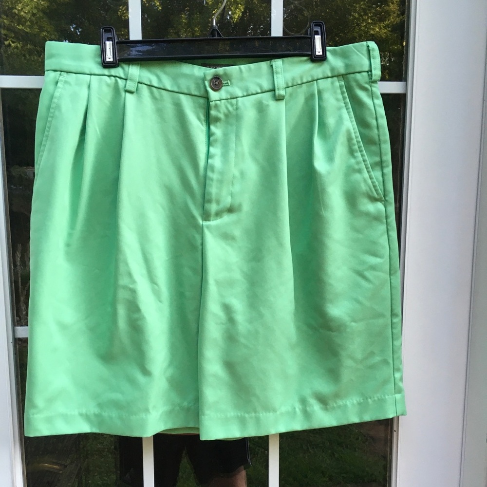 Men’s Golf shorts, green. 9 inch inseam.